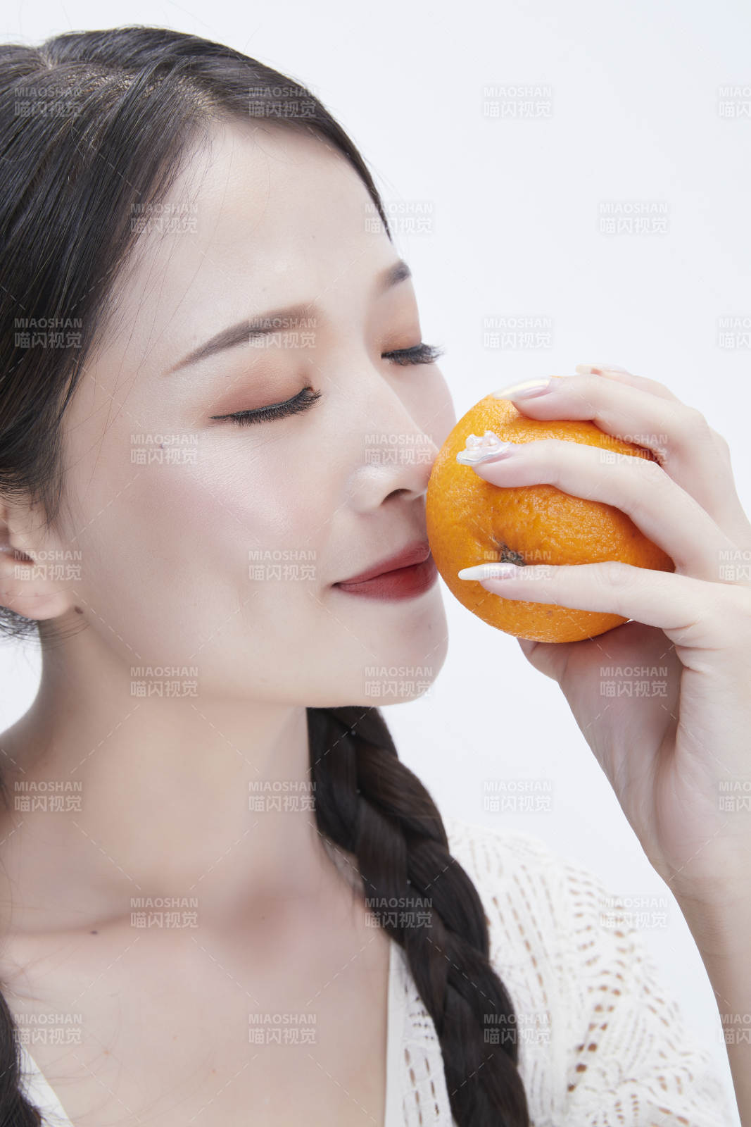 手拿橙子身穿镂空连衣裙的亚洲可爱少女人像图片