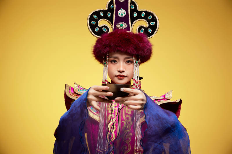 穿着蒙古族服饰的亚洲青年女性图片