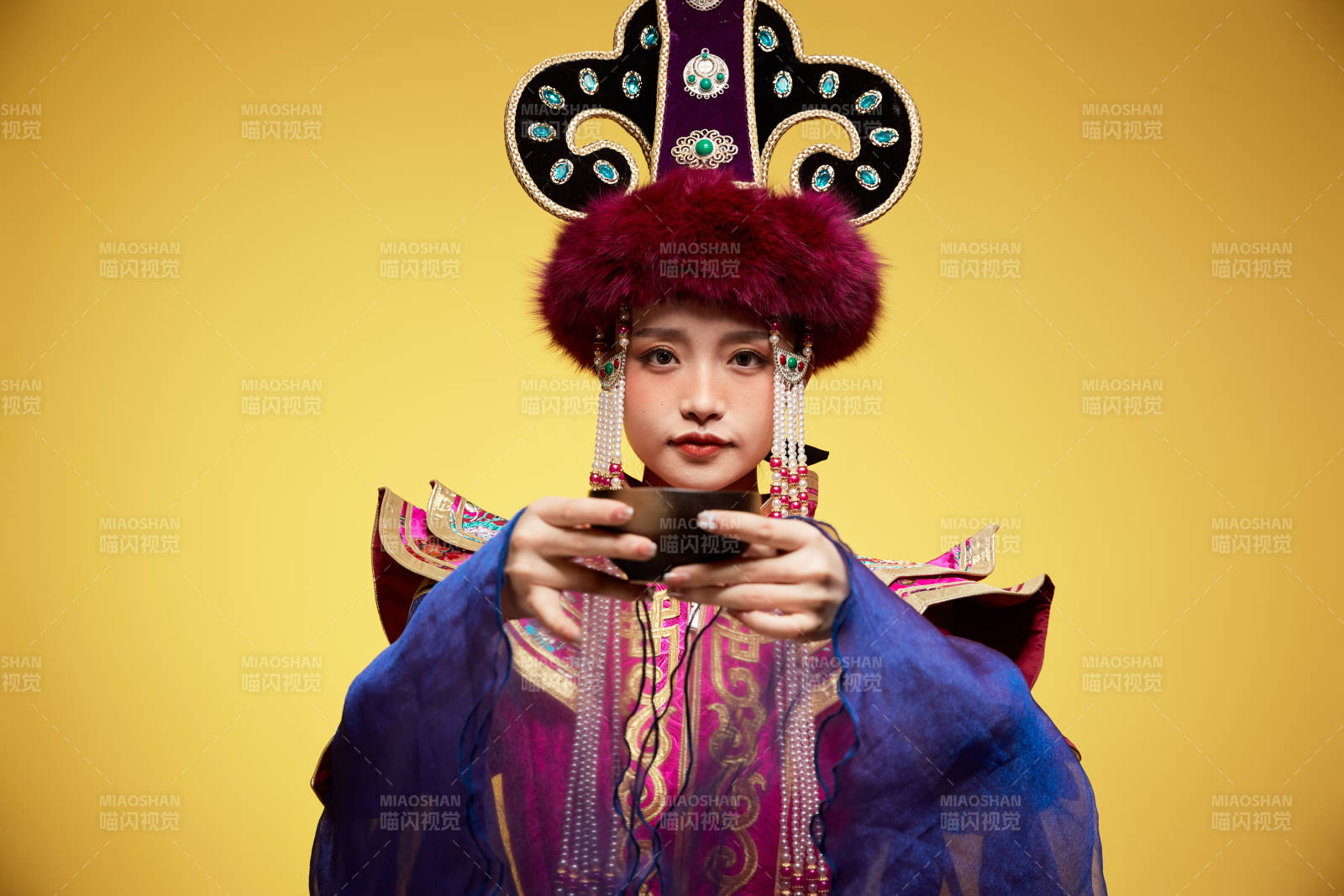 穿着蒙古族服饰的亚洲青年女性图片