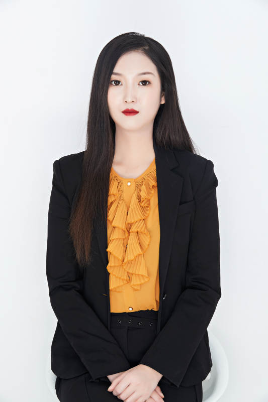 白色背景下的美丽商务女性肖像图片