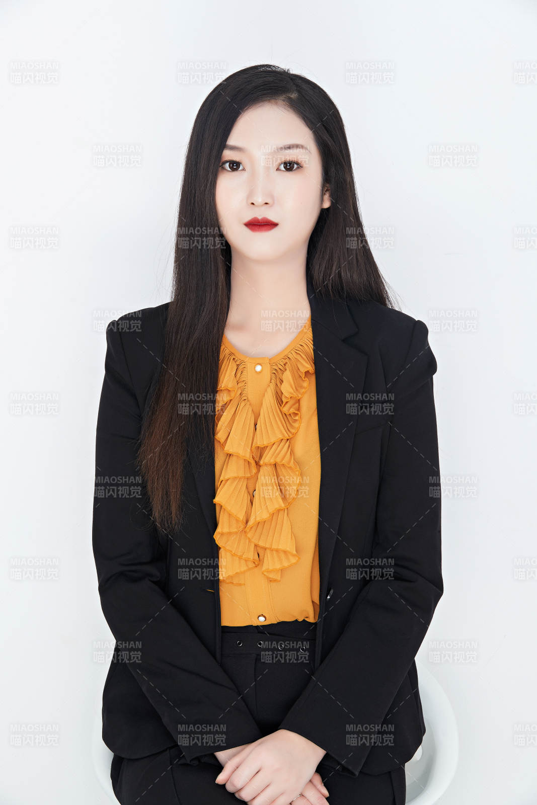 白色背景下的美丽商务女性肖像图片