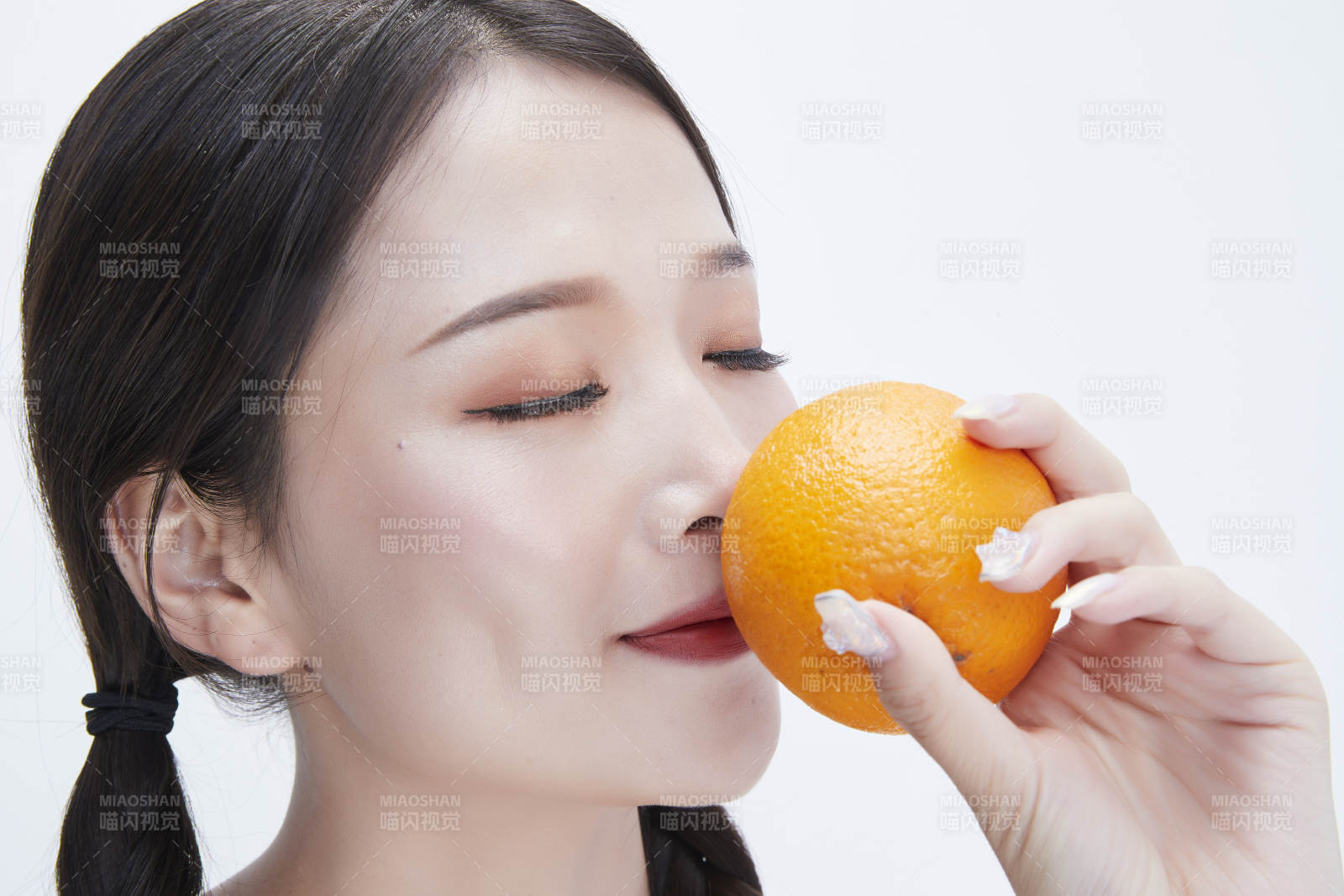 手拿橙子身穿镂空连衣裙的亚洲可爱少女人像图片