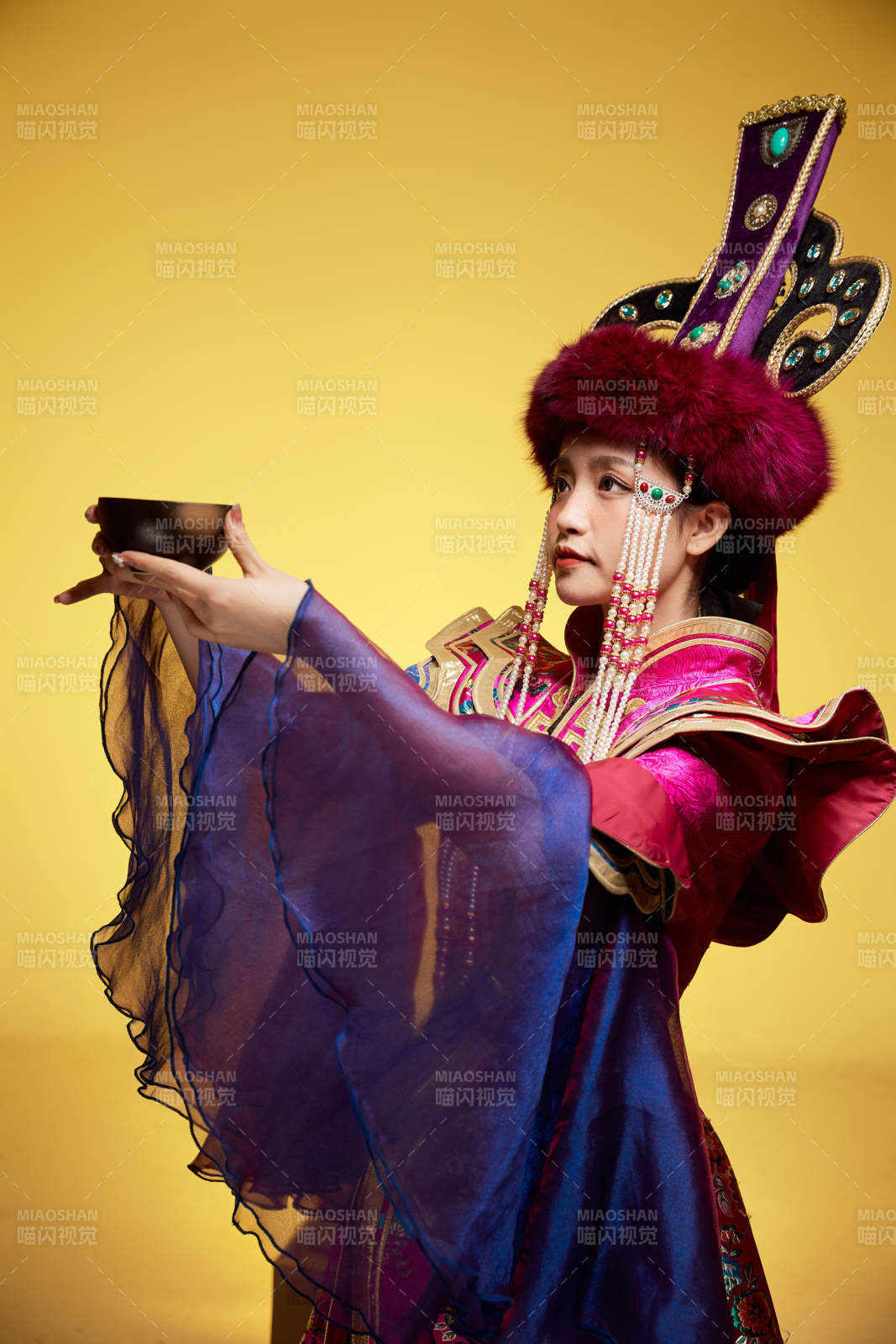 穿着蒙古族服饰的亚洲青年女性图片