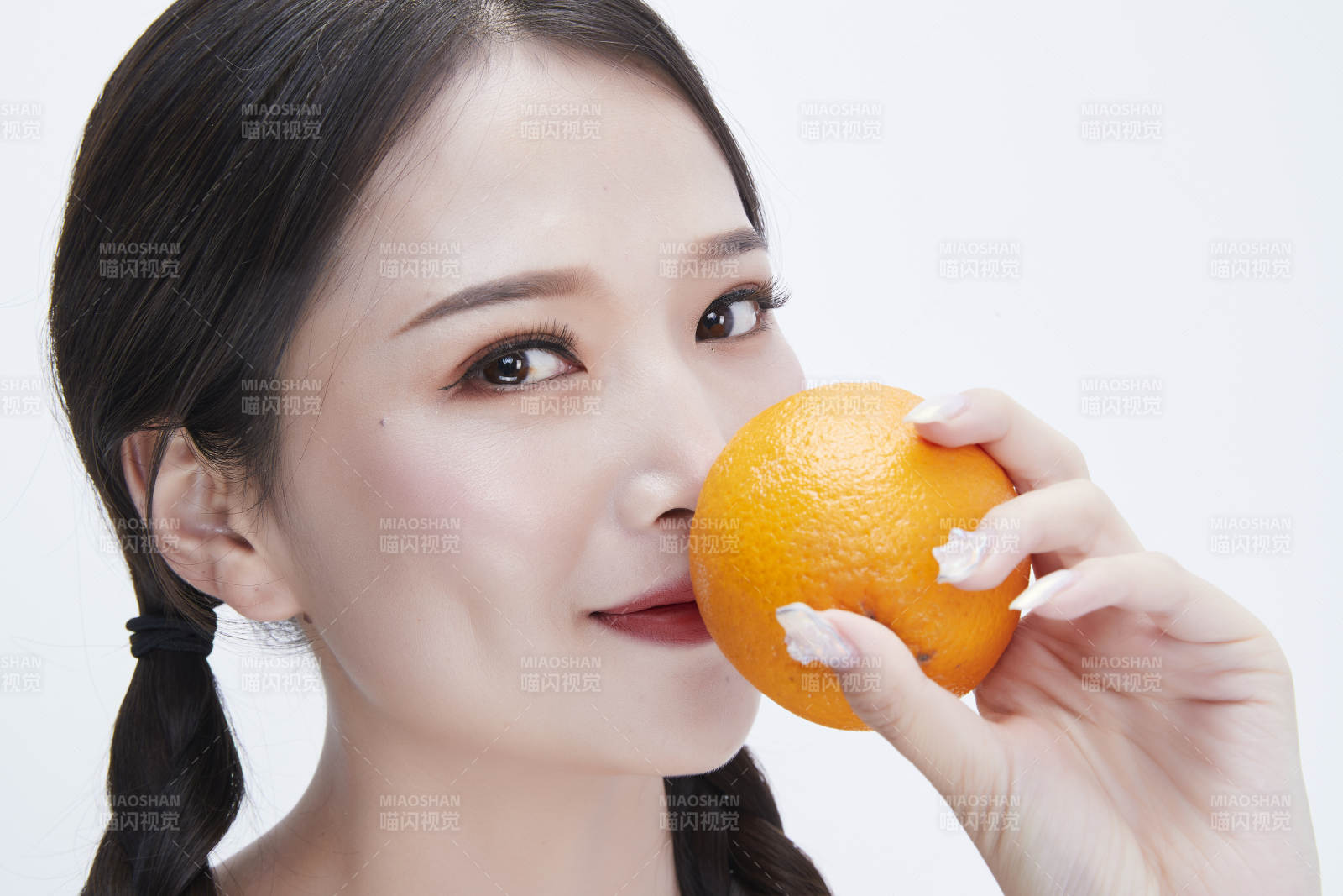 手拿橙子身穿镂空连衣裙的亚洲可爱少女人像图片