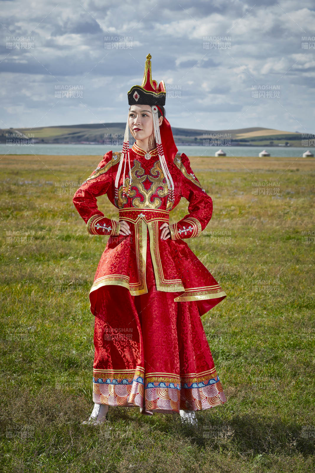 草原上身穿豪华蒙古族服饰的蒙族少女图片