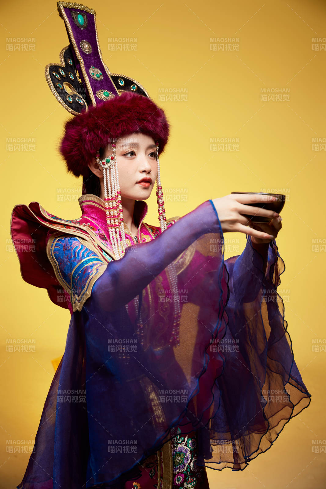 穿着蒙古族服饰的亚洲青年女性图片