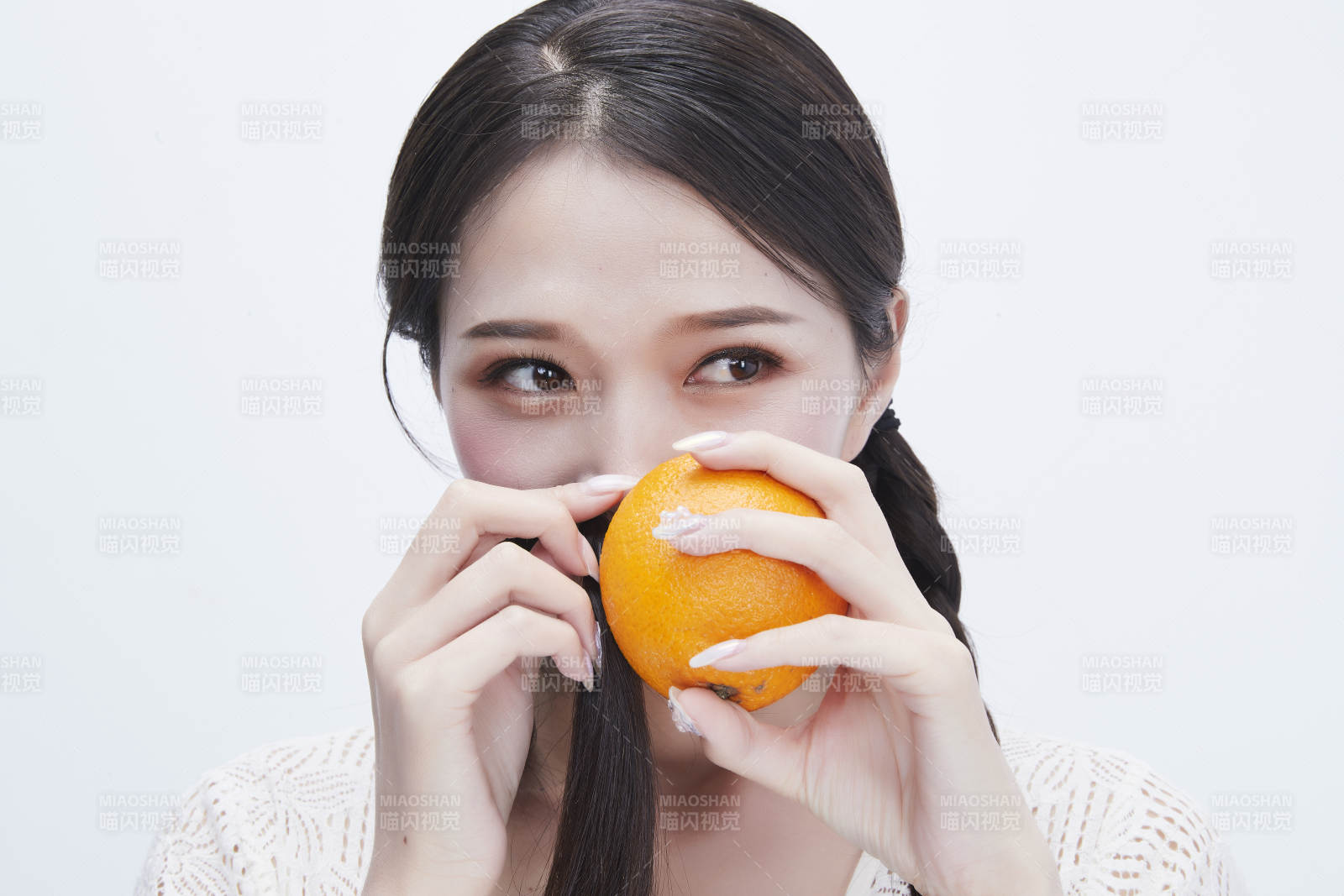 手拿橙子身穿镂空连衣裙的亚洲可爱少女人像图片