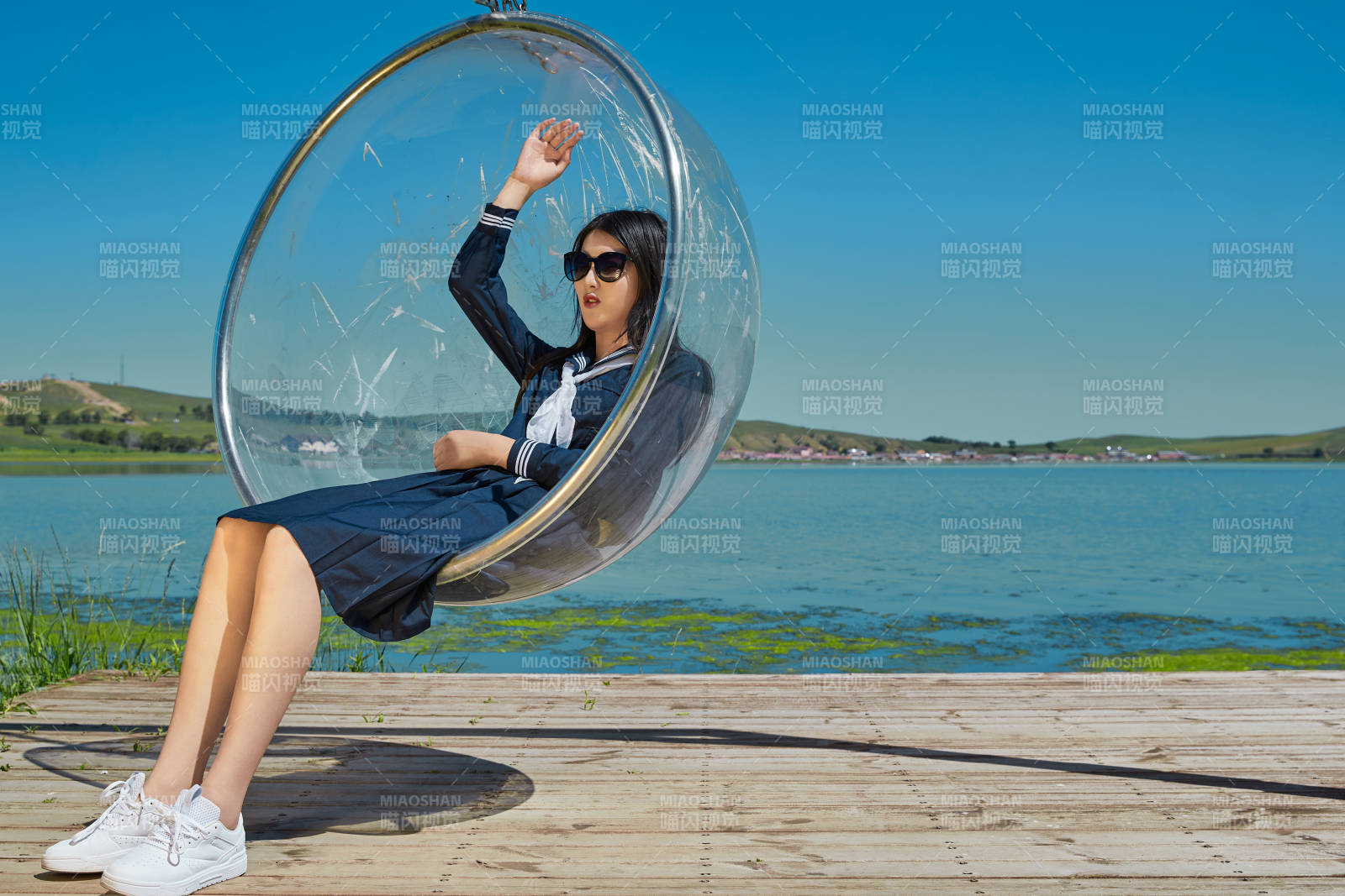 草原湖畔打卡点游玩拍照的亚洲少女图片