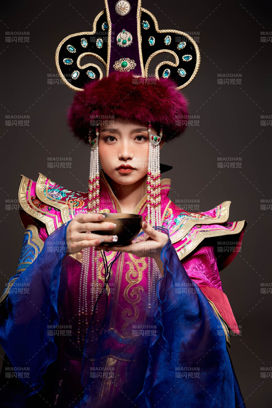 穿着蒙古族服饰的亚洲青年女性图片