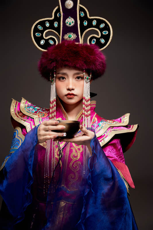 穿着蒙古族服饰的亚洲青年女性图片