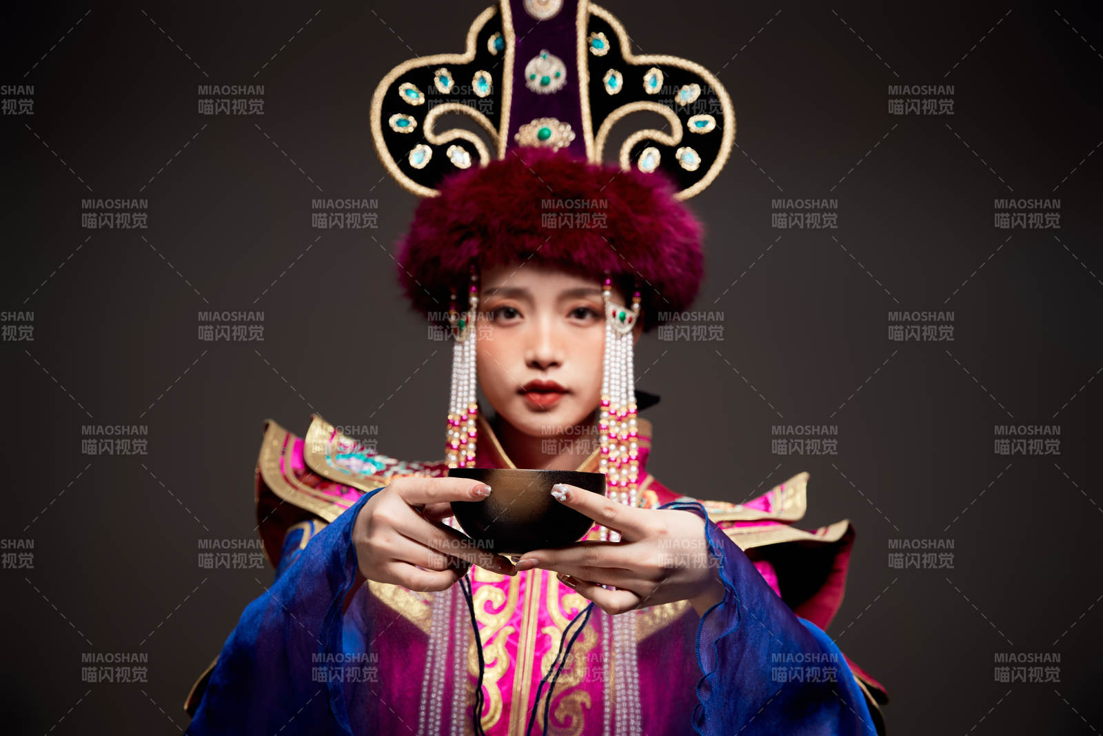 穿着蒙古族服饰的亚洲青年女性图片