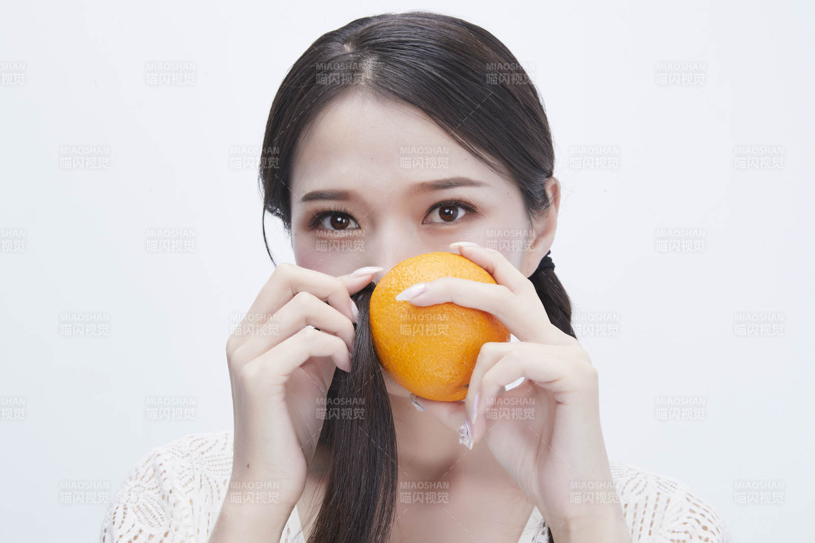 手拿橙子身穿镂空连衣裙的亚洲可爱少女人像图片