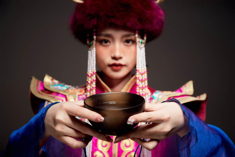 穿着蒙古族服饰的亚洲青年女性图片