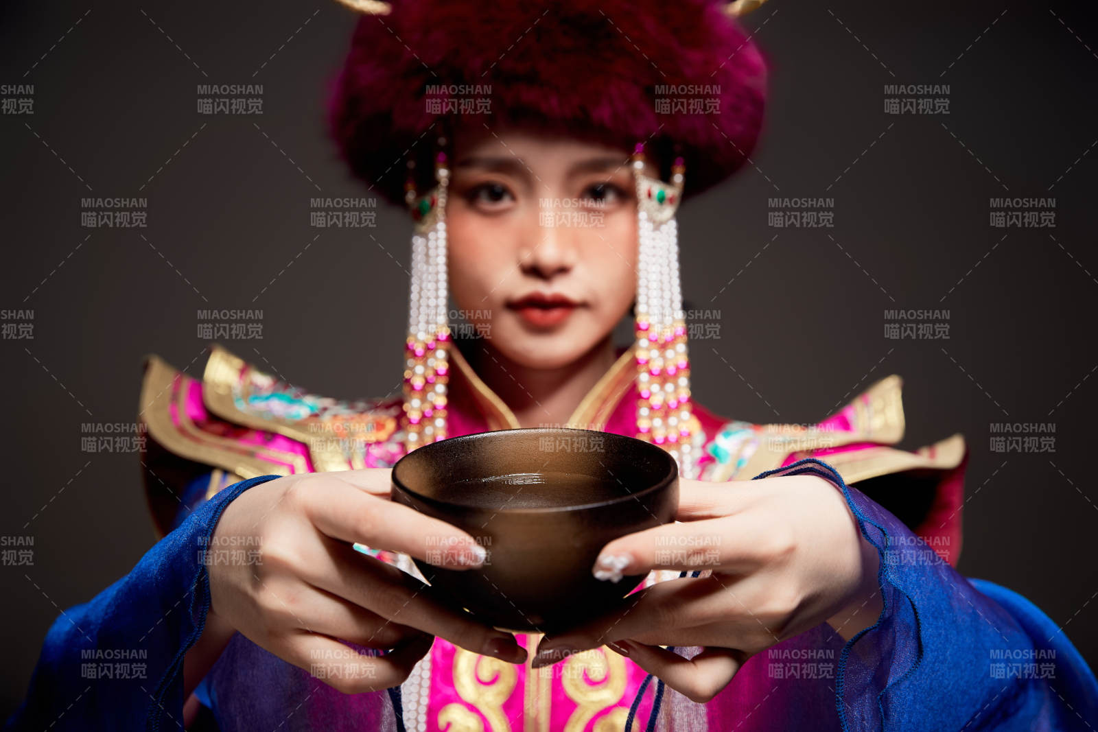 穿着蒙古族服饰的亚洲青年女性图片