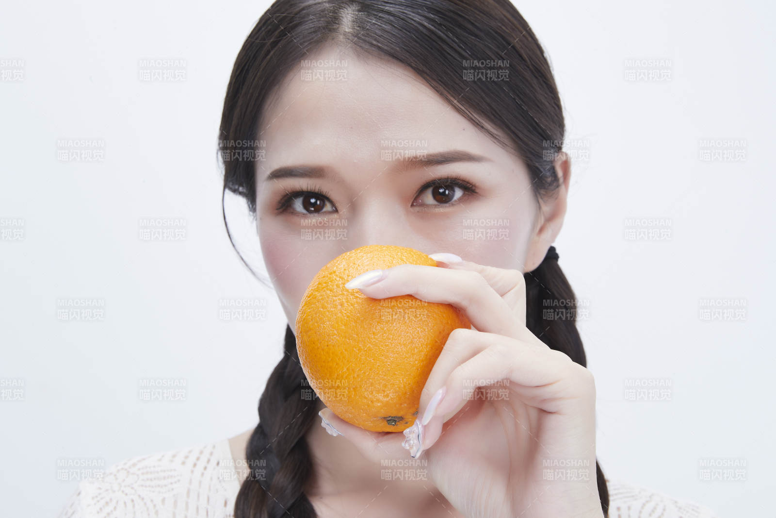 手拿橙子身穿镂空连衣裙的亚洲可爱少女人像图片