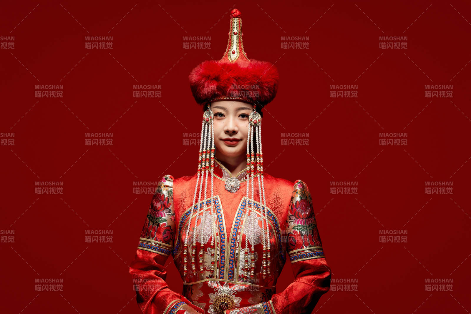 穿着蒙古族服饰的亚洲青年女性图片