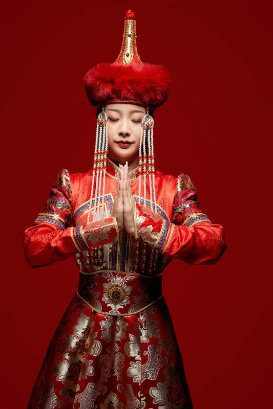 穿着蒙古族服饰的亚洲青年女性图片