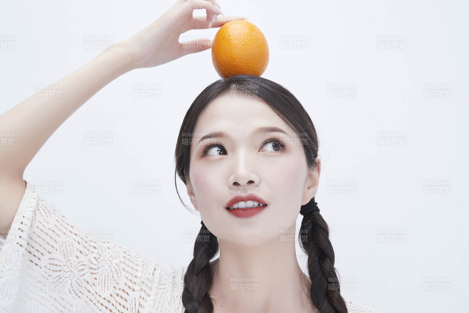 头顶橙子身穿镂空连衣裙的亚洲可爱少女人像图片