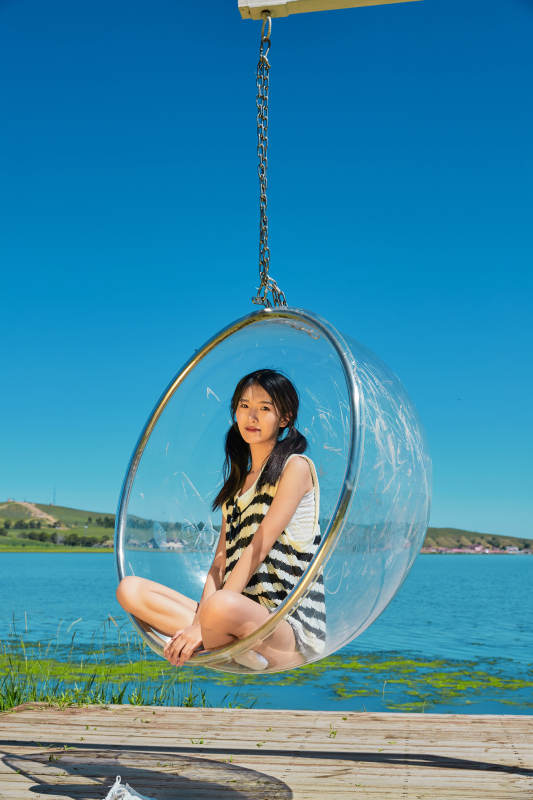 草原湖畔打卡点游玩拍照的亚洲少女图片