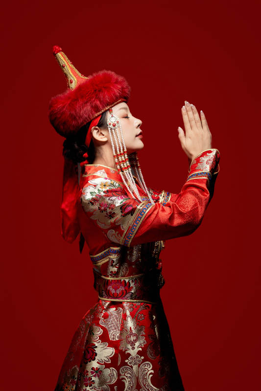 穿着蒙古族服饰的亚洲青年女性图片