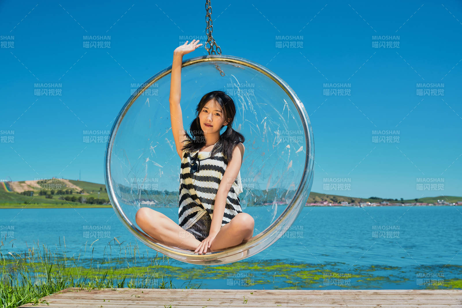 草原湖畔打卡点游玩拍照的亚洲少女图片