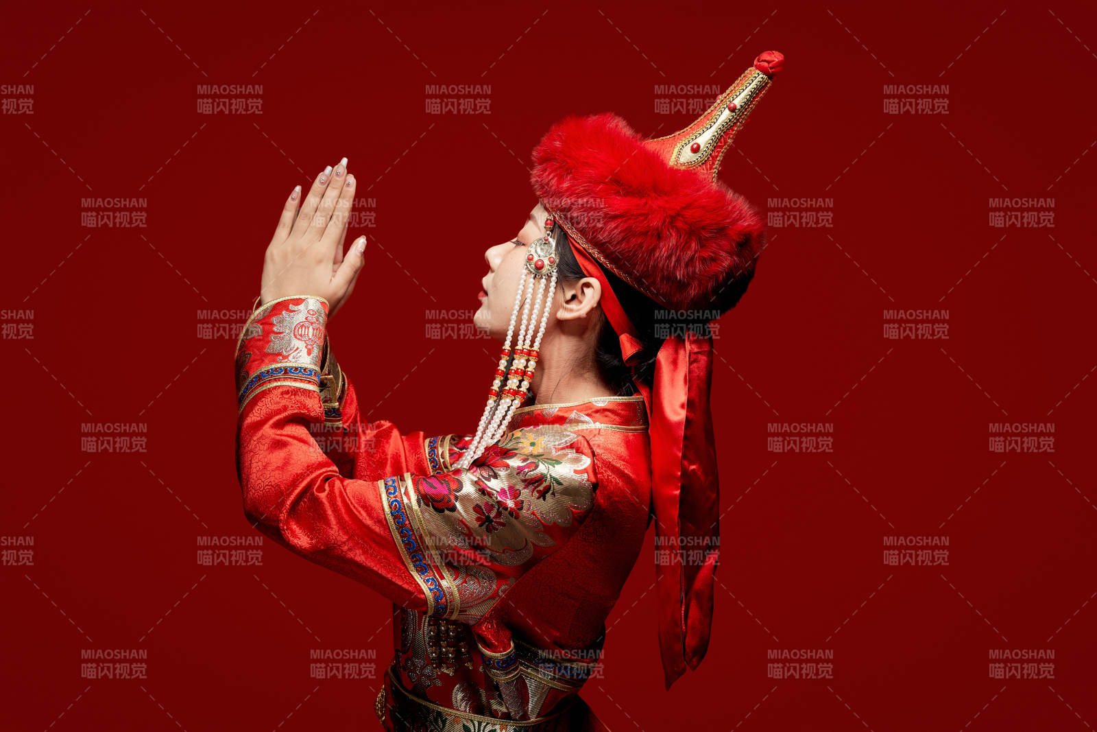 穿着蒙古族服饰的亚洲青年女性图片