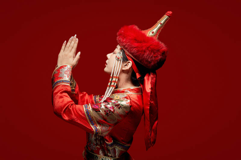 穿着蒙古族服饰的亚洲青年女性图片