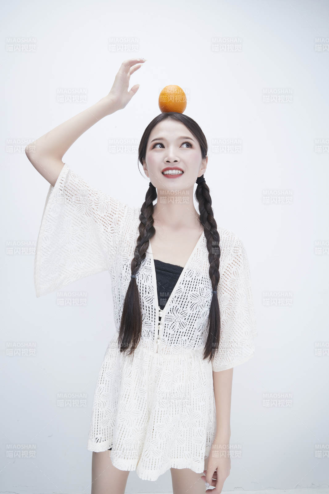 头顶橙子身穿镂空连衣裙的亚洲可爱少女人像图片