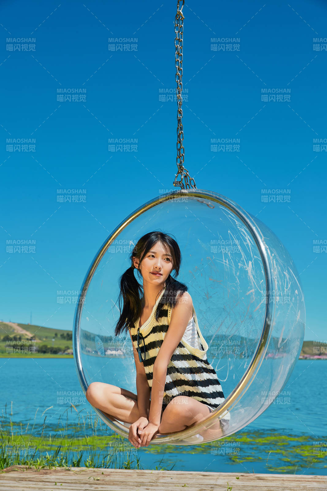 草原湖畔打卡点游玩拍照的亚洲少女图片