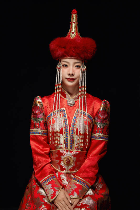 穿着蒙古族服饰的亚洲青年女性图片