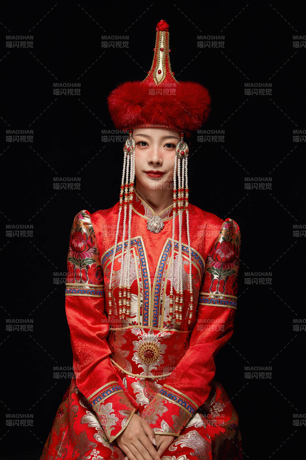 穿着蒙古族服饰的亚洲青年女性图片