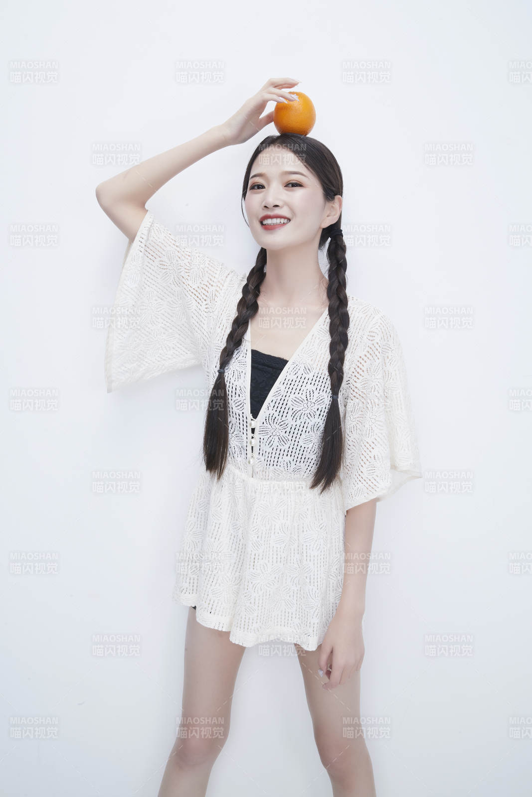 头顶橙子身穿镂空连衣裙的亚洲可爱少女人像图片