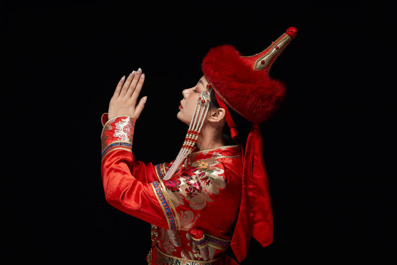 穿着蒙古族服饰的亚洲青年女性图片