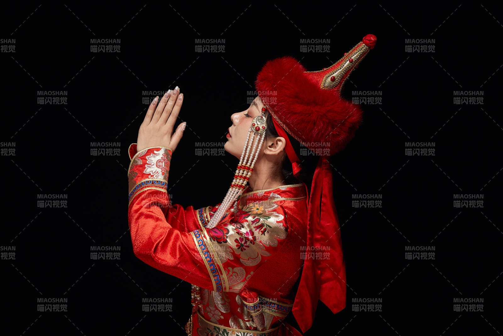 穿着蒙古族服饰的亚洲青年女性图片