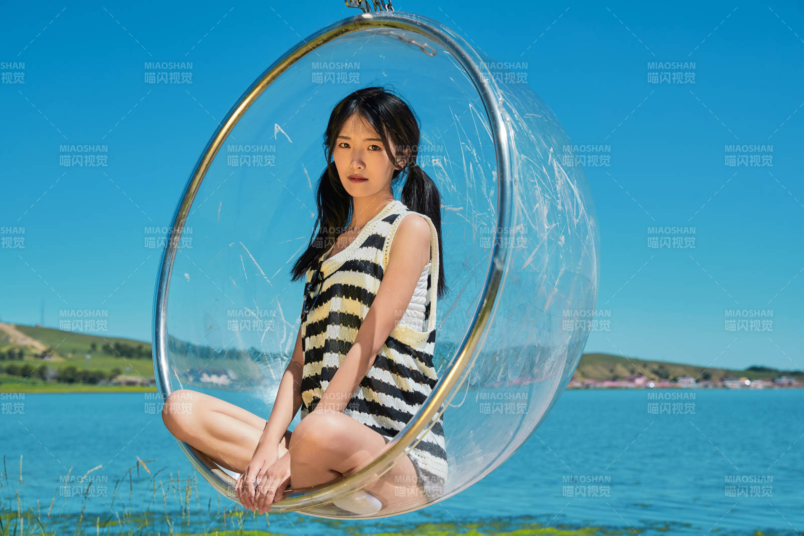 草原湖畔打卡点游玩拍照的亚洲少女图片