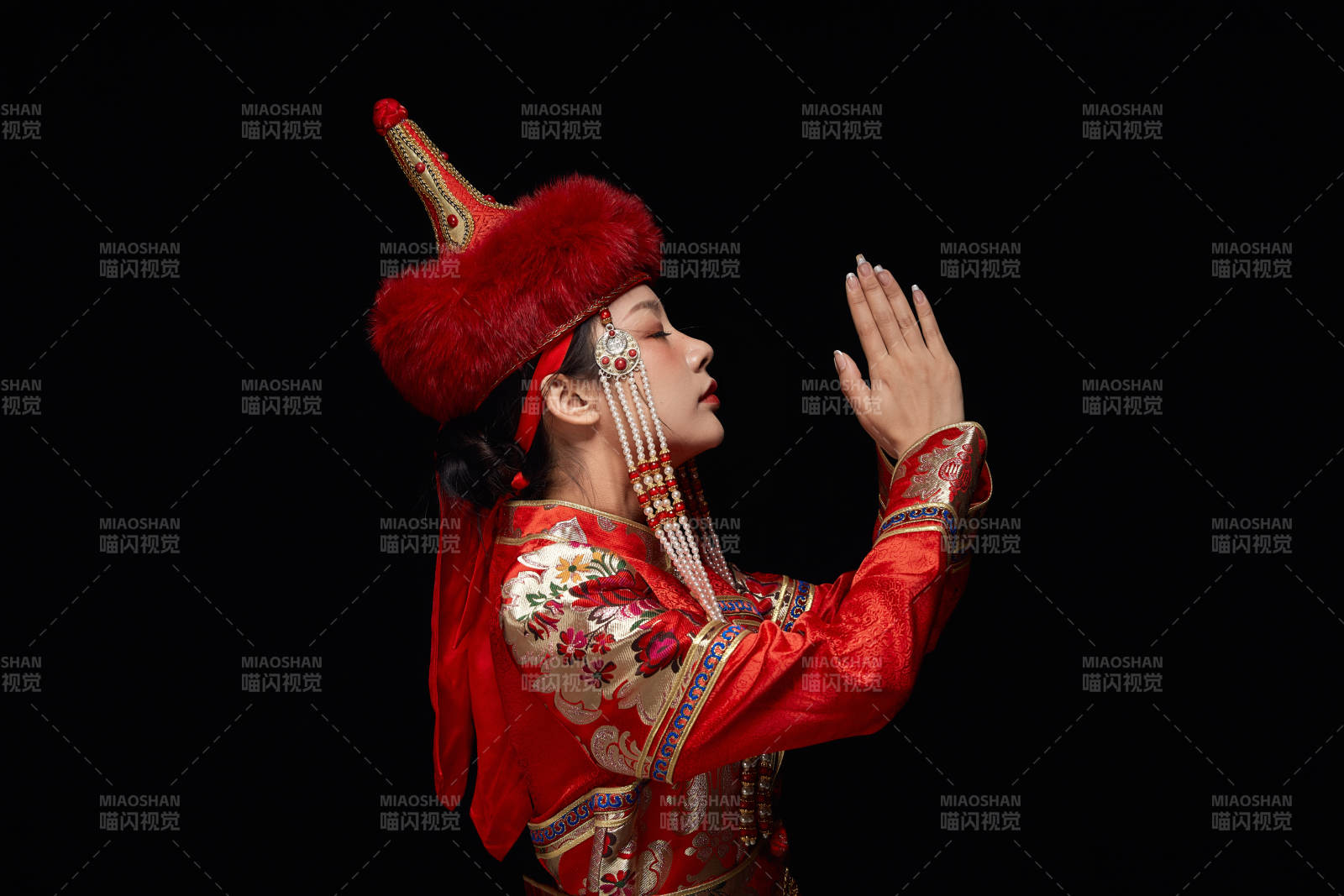 穿着蒙古族服饰的亚洲青年女性图片