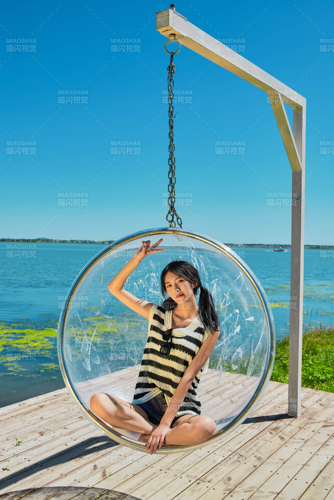 草原湖畔打卡点游玩拍照的亚洲少女图片