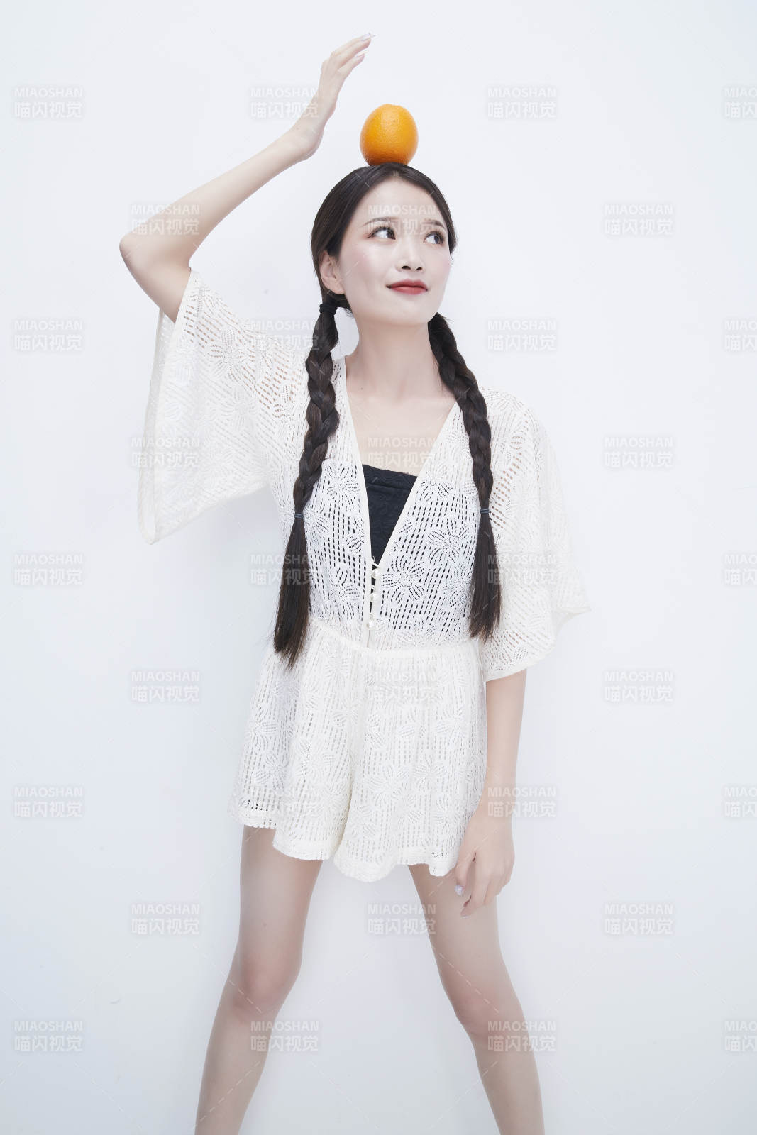 头顶橙子身穿镂空连衣裙的亚洲可爱少女人像图片