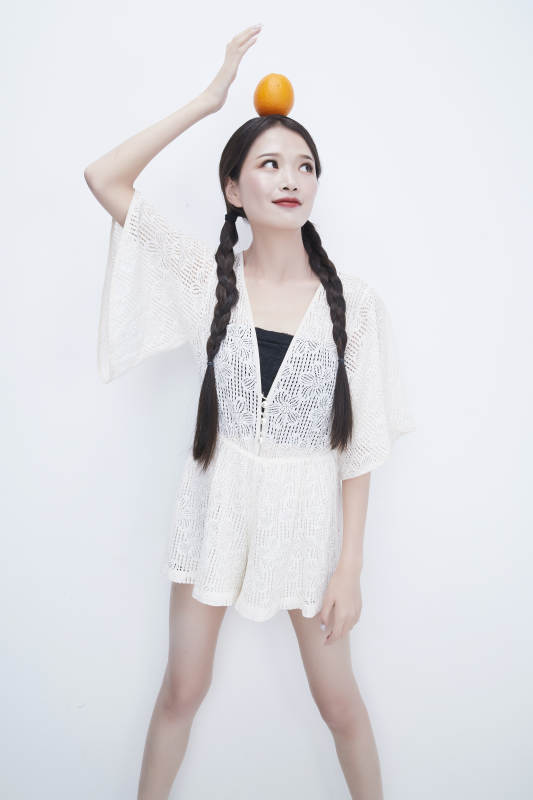 头顶橙子身穿镂空连衣裙的亚洲可爱少女人像图片