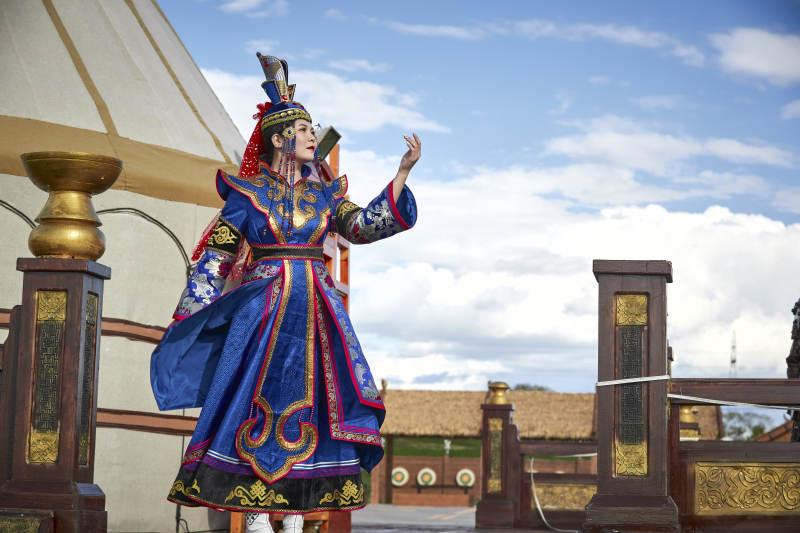 草原上金源大帐蒙古战车上身穿豪华蒙古族服饰的蒙族少女图片