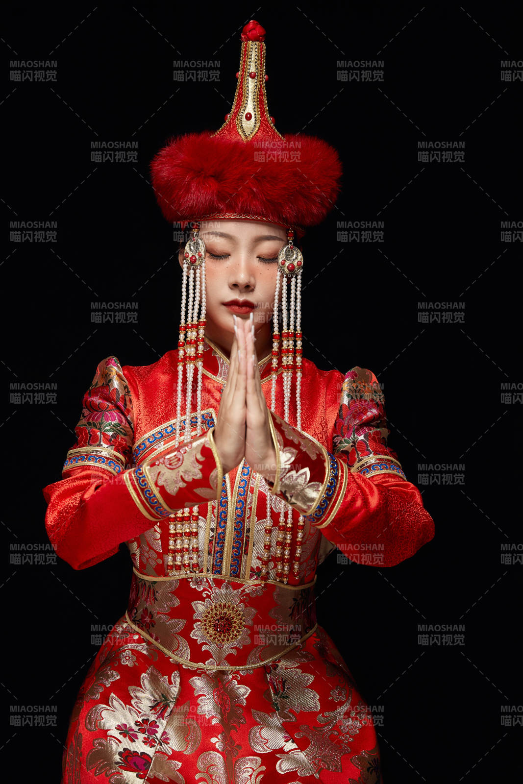 穿着蒙古族服饰的亚洲青年女性图片