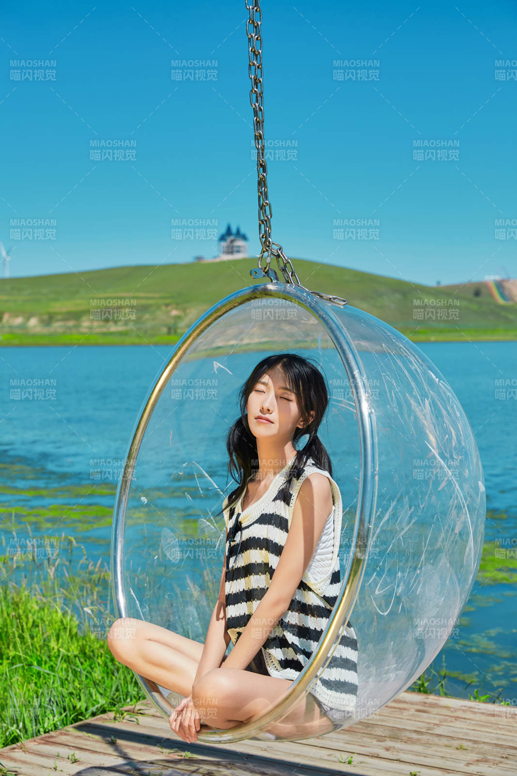 草原湖畔打卡点游玩拍照的亚洲少女图片