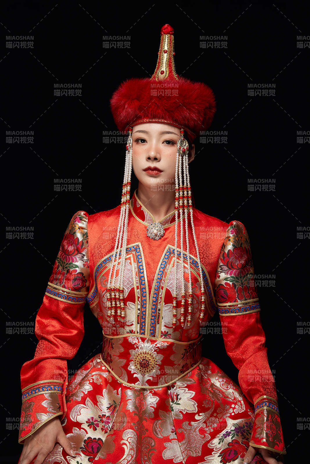 穿着蒙古族服饰的亚洲青年女性图片