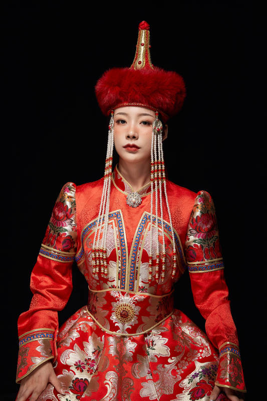 穿着蒙古族服饰的亚洲青年女性图片