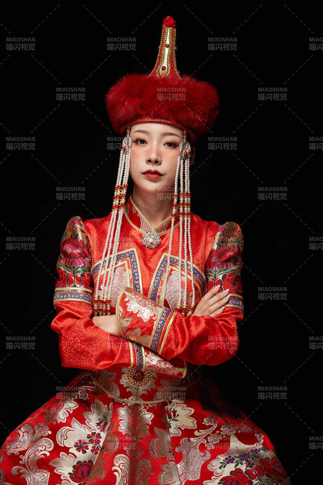 穿着蒙古族服饰的亚洲青年女性图片