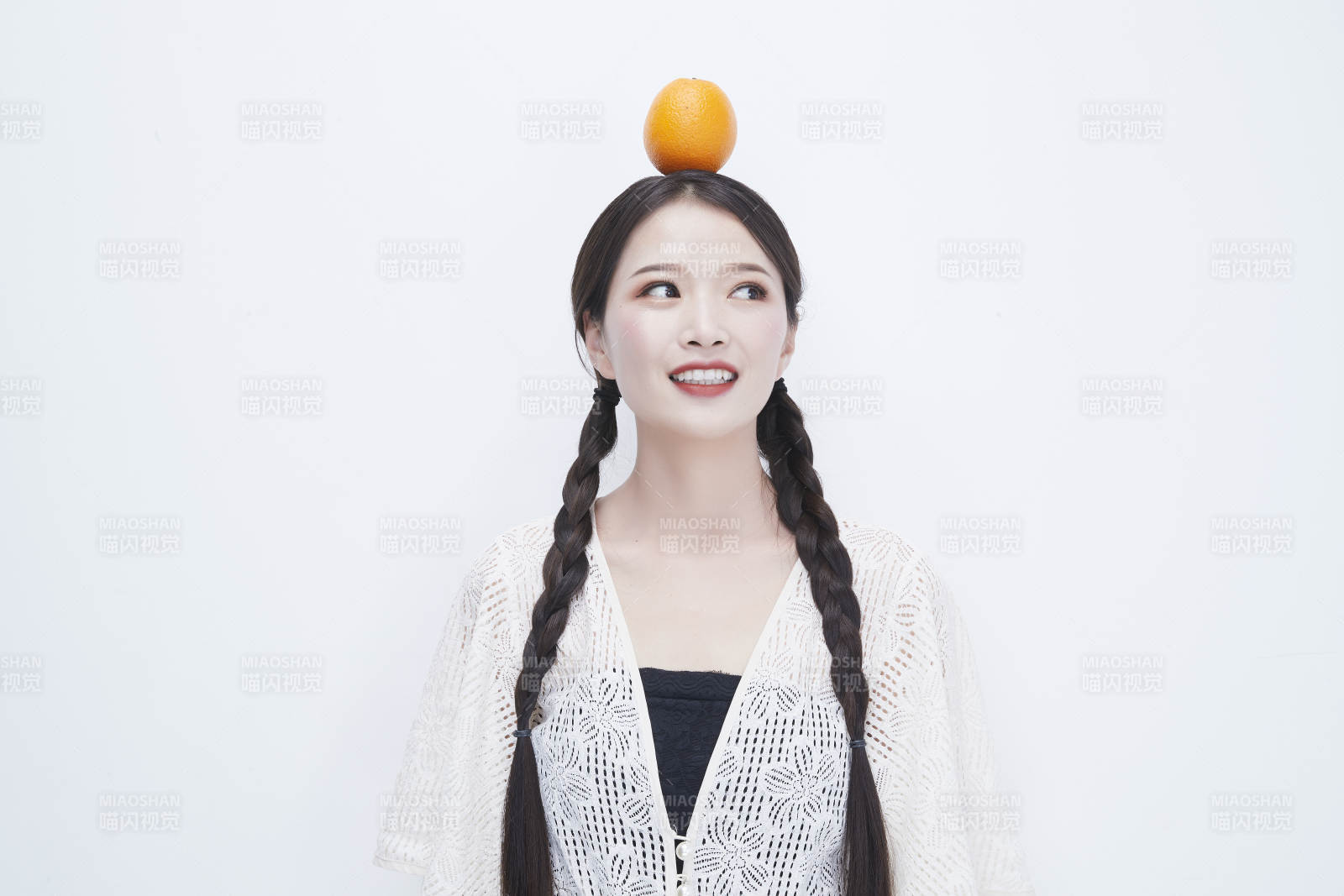 头顶橙子身穿镂空连衣裙的亚洲可爱少女人像图片