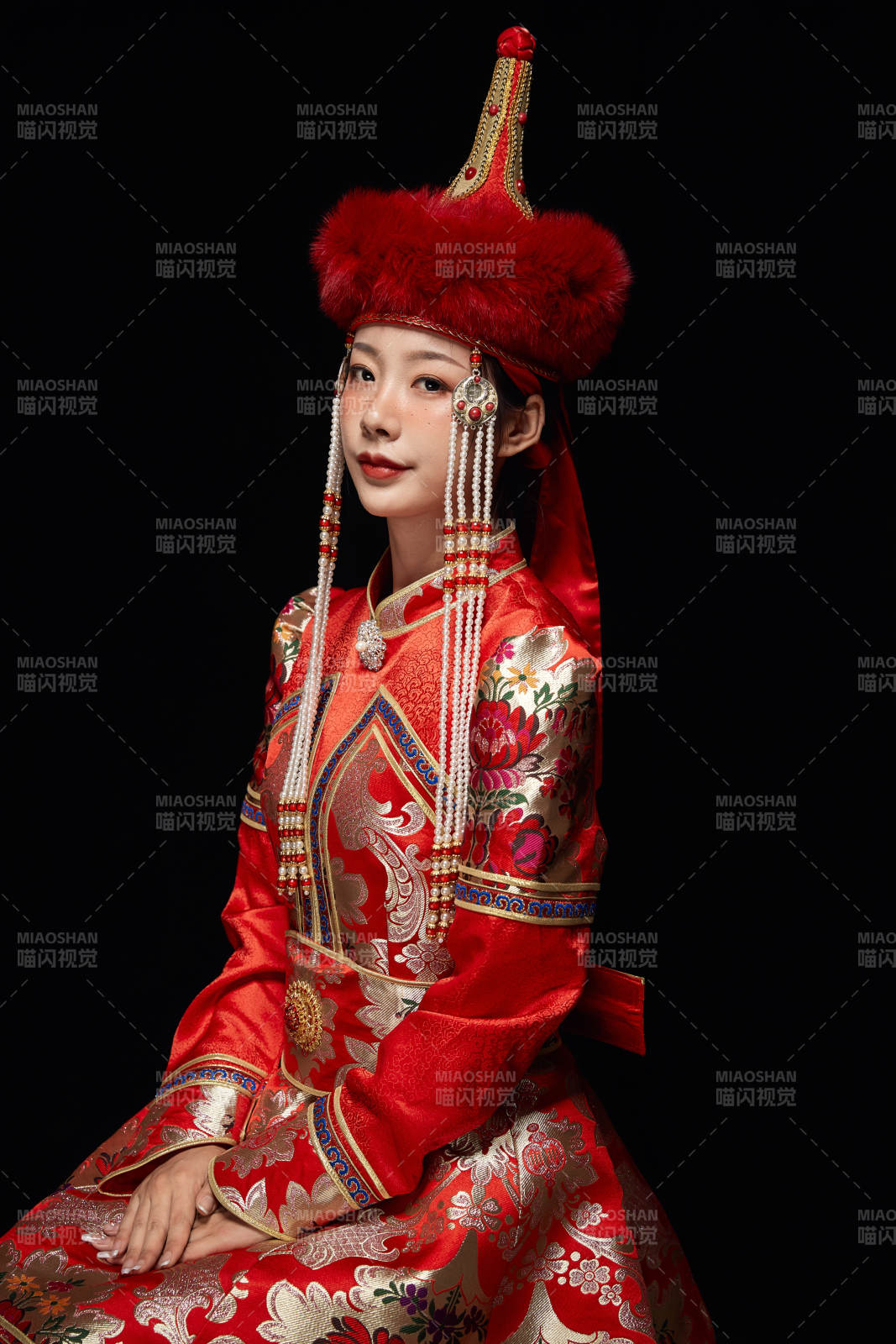 穿着蒙古族服饰的亚洲青年女性图片