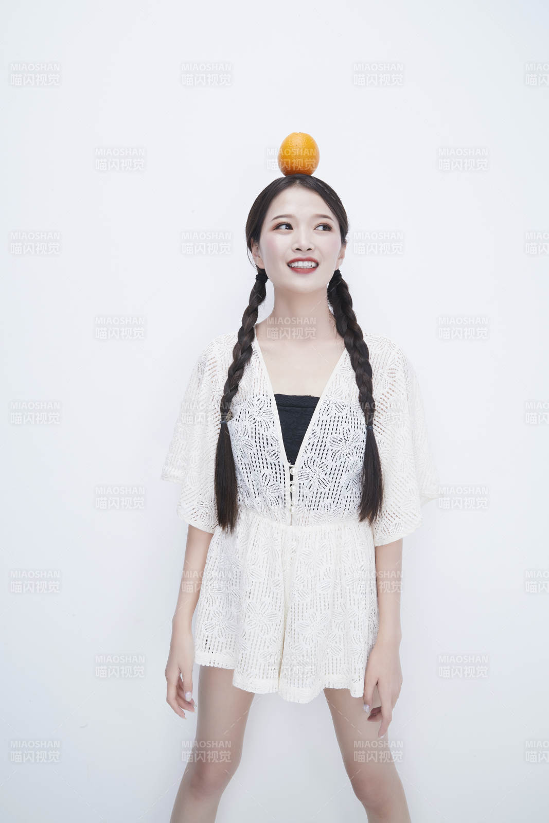 头顶橙子身穿镂空连衣裙的亚洲可爱少女人像图片