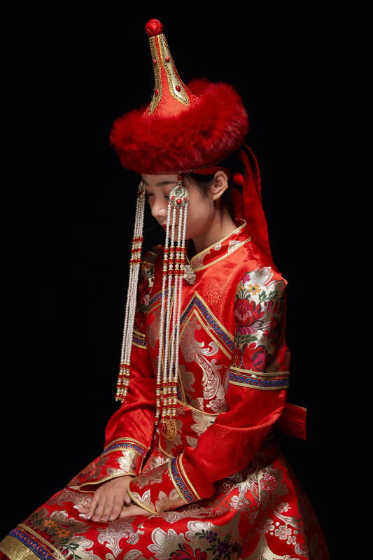 穿着蒙古族服饰的亚洲青年女性图片