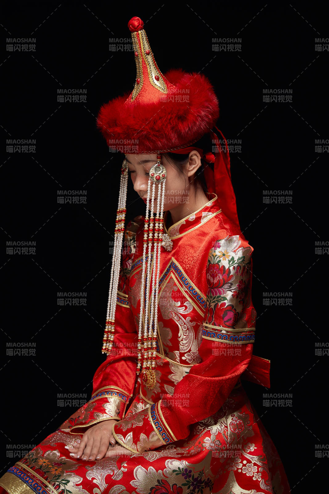 穿着蒙古族服饰的亚洲青年女性图片